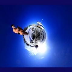 Une petite planète par Mario Groleau