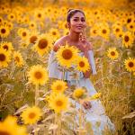 Entourée de tournesols